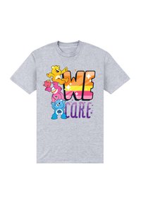 Camiseta de algodón gris con divertidos osos de dibujos animados y el texto "NOS IMPORTA" en letras gruesas y juguetonas, adornadas con estrellas.