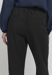 Oxmo OXALFA LINEN MIX - Hlače - black