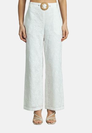 Pantaloni a gamba larga bianchi ricamati presentano un motivo floreale texturizzato e una fibbia rotonda decorativa in vita. Tessuto liscio, lunghezza alla caviglia.