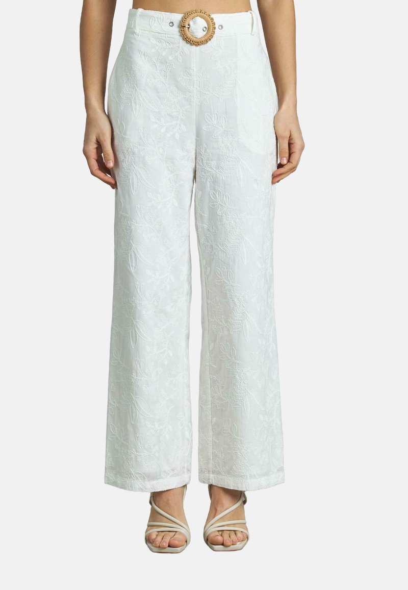 Weiße, bestickte, weite Hosen mit einem strukturierten Blumenmuster und einer dekorativen runden Schnalle an der Taille. Glattes Material, Knöchellänge.