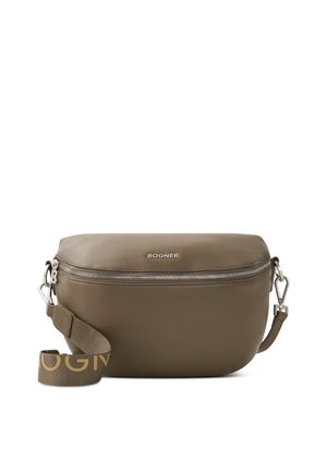 Oliven grøn læder crossover taske med en afrundet form, en sølv lynlås lukning, og et mønstret bånd med mærkenavnet i guld.