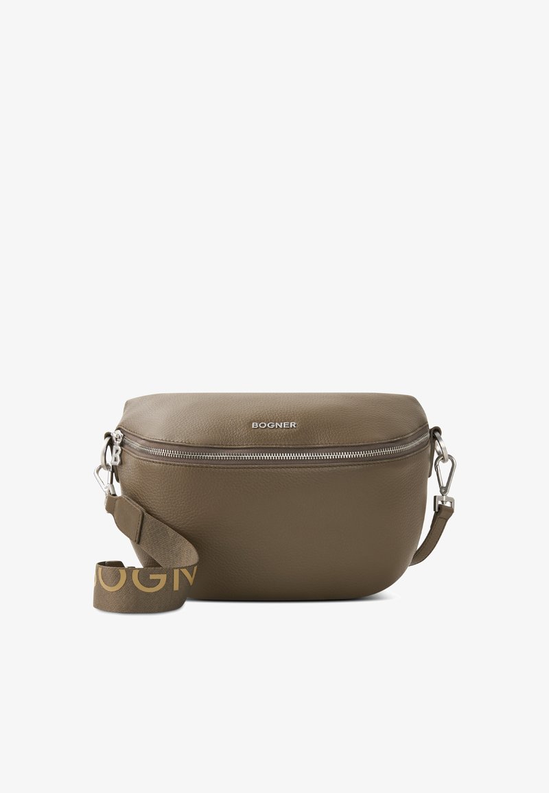 Oliven grøn læder crossover taske med en afrundet form, en sølv lynlås lukning, og et mønstret bånd med mærkenavnet i guld.