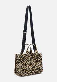 Laukku leopardi kuvioisella kankaalla, jossa musta säädettävä hihna, kaksi lyhyttä kahvaa ja etutasku; suorakulmainen muoto, jossa on jäykät sivut.