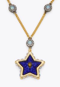 Złoty naszyjnik łańcuszkowy z wisiorkiem w kształcie gwiazdy ozdobionym niebieskimi kryształami, opalizującymi akcentami oraz centralnym elementem designu.
