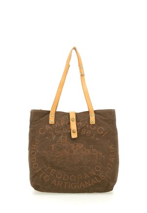 Borsa a tracolla in tela marrone con manici in pelle color cuoio e cinturino con bottone, con testo italiano stampato in modo tenue e illustrazione di un villaggio.