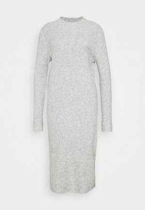 Robe mi-longue en maille côtelée gris clair à manches longues, avec un col rond et une silhouette droite sur un fond blanc uni.