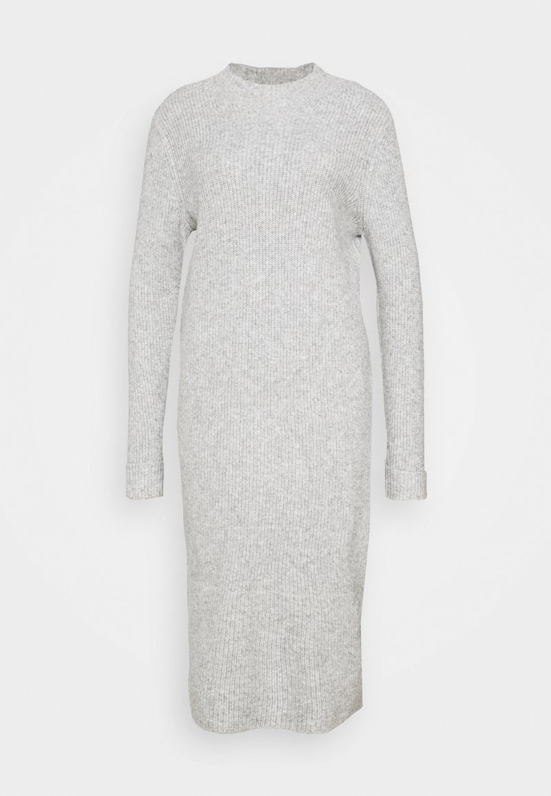 Robe mi-longue en maille côtelée gris clair à manches longues, avec un col rond et une silhouette droite sur un fond blanc uni.