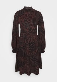 Vestido de manga larga y cuello alto en marrón oscuro con patrones abstractos rojos. Presenta mangas fruncidas y una cintura entallada que da lugar a una falda acampanada.