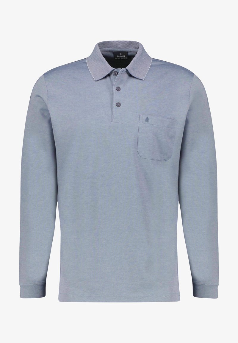 Polo a maniche lunghe di colore azzurro chiaro, realizzato in cotone. Presenta un colletto, una chiusura con tre bottoni e una tasca sul petto con un logo decorativo.