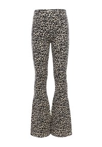 Lepoardenprint flared broek met een beige achtergrond en zwarte vlekken, gemaakt van rekbaar materiaal, met een aansluitende taille en een flared zoom.