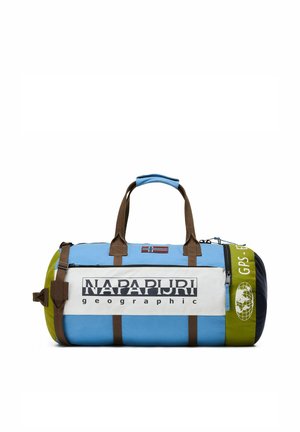 Blau-weiße und grüne Napapijri Geographic Reisetasche mit braunen Trägern, norwegischer Flagge und GPS-Globus-Logo auf weißem Hintergrund.