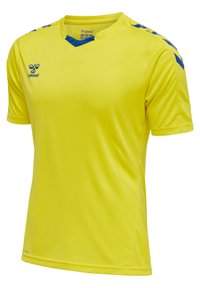 Hellgelbes Sporttrikot mit kurzen Ärmeln, blauen Hummel-Logos auf Brust und Schultern und einem V-förmigen Kragen mit blauem Rand.