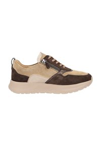 Bruine en beige sportieve schoenen van suede en leer, met een zijrits, textuuraccenten en een dikke, lichtgekleurde zool.