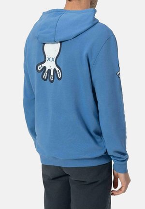 Sudadera azul con un gráfico de pulpo blanco en la parte trasera. Hecha de una tela suave, con un corte relajado, mangas largas y capucha ajustable.