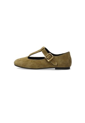 Olivengroene suède platte schoen met T-strap en gouden gesp, ronde neus en lage zwarte zool, zijaanzicht tegen een witte achtergrond.