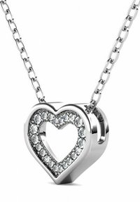 Collana con pendente a forma di cuore in argento decorato con cristalli trasparenti lungo il bordo esterno, caratterizzata da un design a catena.