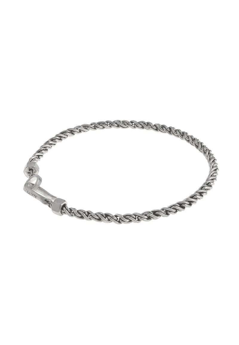 Bracelet en argent torsadé avec un design lisse et arrondi ; présente un fermoir avec une marque visible et une surface texturée.