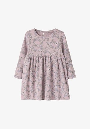 Robe pour tout-petit à manches longues avec taille froncée, texture côtelée et un motif floral rose doux dans des tons violets et verts atténués.