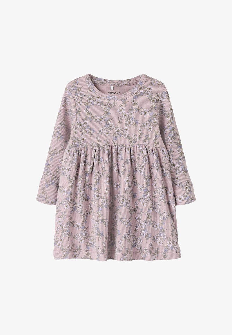 Robe pour tout-petit à manches longues avec taille froncée, texture côtelée et un motif floral rose doux dans des tons violets et verts atténués.