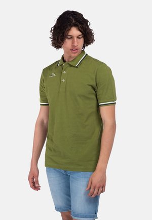 Polo shirt verde oliva con colletto classico, due bottoni e dettagli a righe di contrasto sul colletto e sulle maniche. Presenta un logo sul petto.