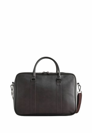 Attaccapanni in pelle marrone con doppi manici, tracolla staccabile, texture liscia e chiusura con cerniera; forma rettangolare con decorazioni minime.