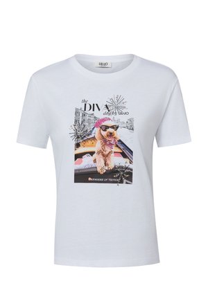 T-shirt blanc représentant un chien avec des lunettes de soleil et un foulard rose sur la tête, assis dans un bateau avec en arrière-plan un canal de Venise et un texte décoratif.