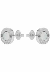 Silverfärgade stiftörhängen med runda skivor som har en central opalsten, graverade bokstäver och små klara detaljer på vardera sidan.