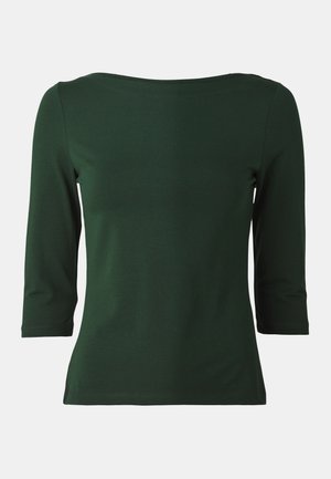 Tumši zaļš, pieguļošs krekls ar garām piedurknēm, laivu formas kakla izgriezumu un trīsstundu garuma piedurknēm. Gluda, elastīga auduma struktūra bez redzamām šuvēm.