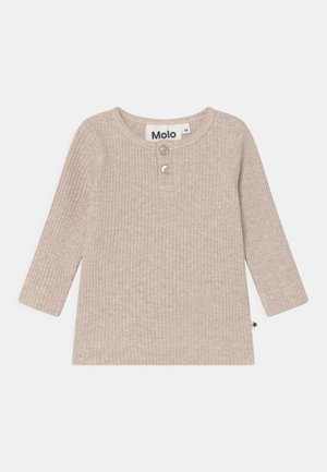 Beige ribstrikket langærmet babytrøje med to knapper foran og rund halsudskæring, størrelse 68, mærkeetiket "Molo" synlig.