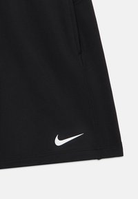 Μαύρα αθλητικά σορτς από ελαφρύ ύφασμα, με λευκό λογότυπο Nike Swoosh στο κάτω αριστερό μέρος και ορατές λεπτομέρειες ραφής.