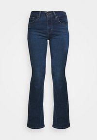 Vaqueros bootcut de denim azul oscuro con bolsillos delanteros, trabillas y cierre de botón.