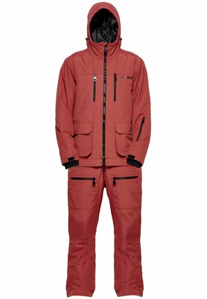 Mono de esquí impermeable rojo con capucha, que presenta cremalleras y detalles negros, múltiples bolsillos y un tejido texturizado para aislamiento.