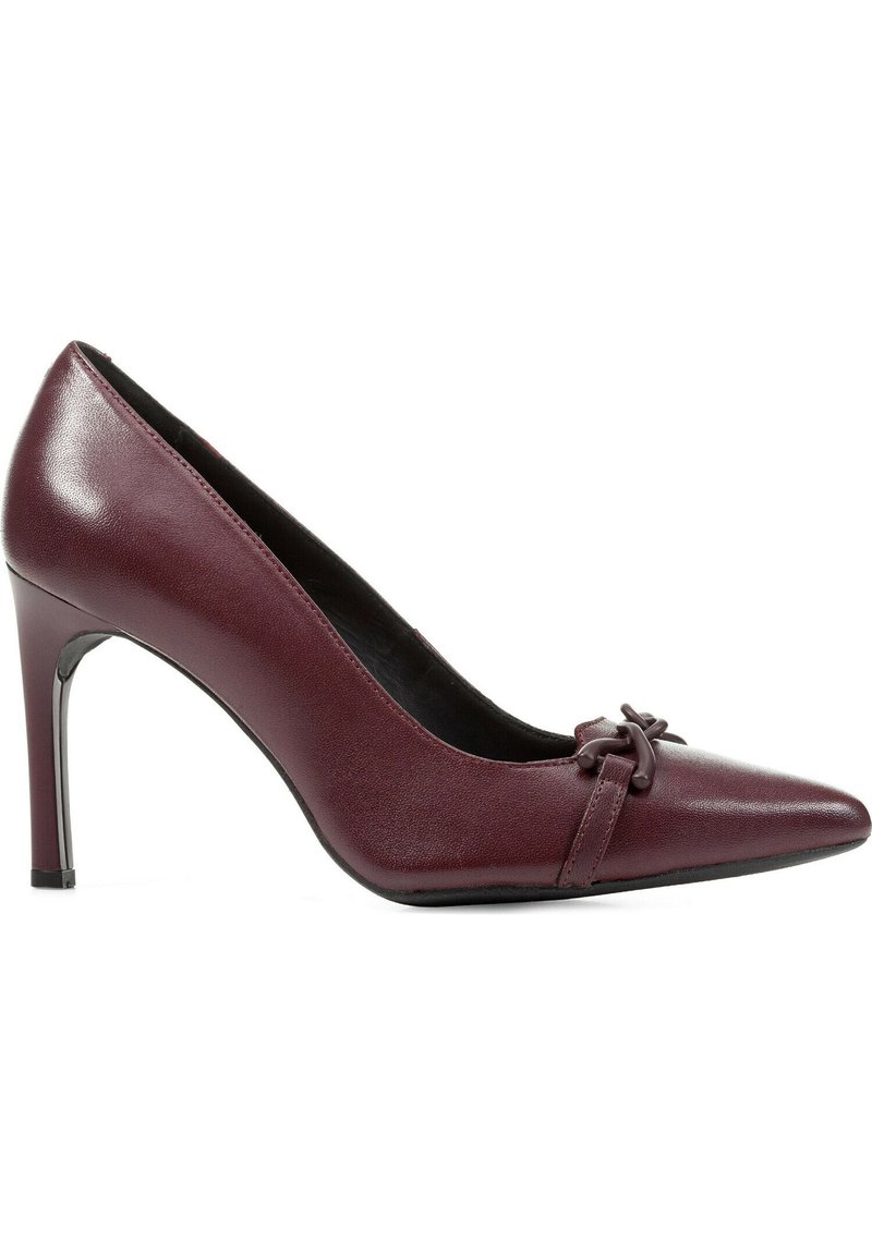Décolleté in pelle bordeaux con tacco alto, punta affusolata e nodo decorativo sulla tomaia. Texture liscia e silhouette elegante.