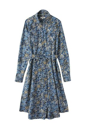 Robe à motifs floraux bleus avec des manches longues, un col et des boutons. Fabriquée en tissu léger avec une jupe fluide et une ceinture à nouer.