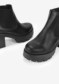 Bosanova CHELSEA - Botines con plataforma - black