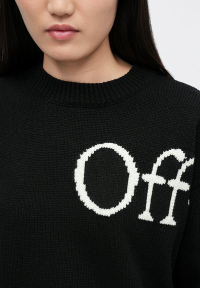 Maglione nero lavorato a maglia con un logo bianco "Off" sulla parte anteriore, con un colletto rotondo a costine e un tessuto strutturato.