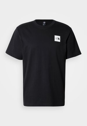 Zwart katoenen T-shirt met korte mouwen, met een wit vierkant logo aan de linkerbovenkant. Eenvoudig ontwerp, ronde hals en normale pasvorm.