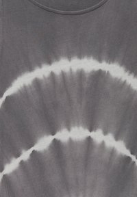 Šedý top bez rukávů s tie-dye vzorem s bílým kruhovým motivem, měkkou texturou a kulatým výstřihem, zdůrazňujícími detaily látky a design.