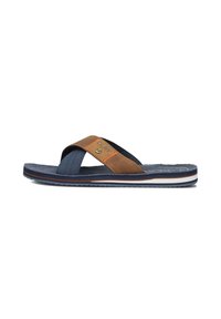 Bruine en marineblauwe flip-flop sandaal met geperforeerde band, gestructureerde voetbed en gelaagde zool met witte en marineblauwe strepen. Bedrijfslogo weergegeven.