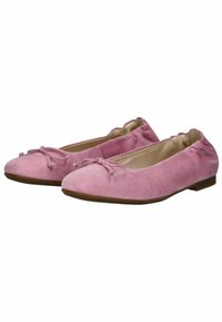 Ballerines en daim rose doux avec petits nœuds sur les bouts arrondis et semelles basses marron, conçues pour un usage décontracté féminin.