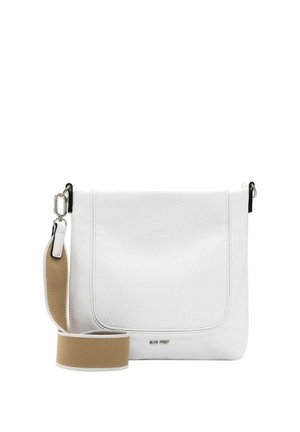 Borsa a tracolla bianca in pelle con finitura texture, dotata di una tracolla regolabile color tan e accenti di hardware minimi. Forma arrotondata, chiusura a pattina.