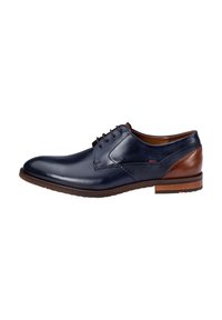 Chaussure en cuir bleu marine avec accents marron, présentant une finition lisse, un design à lacets et un panneau texturé sur le côté. Semelle en caoutchouc marron.