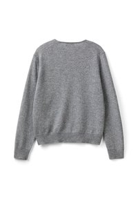 Szary sweter z długim rękawem i okrągłym dekoltem wykonany z miękkiej dzianiny, zaprezentowany z tyłu, z ribbanym wykończeniem rękawów i dolnej części.