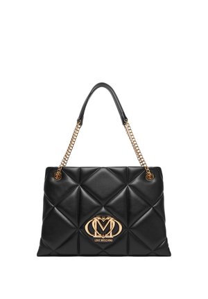 Borsa a mano in pelle nera trapuntata con manici a catena dorati e targhetta dorata con logo Love Moschino al centro davanti.