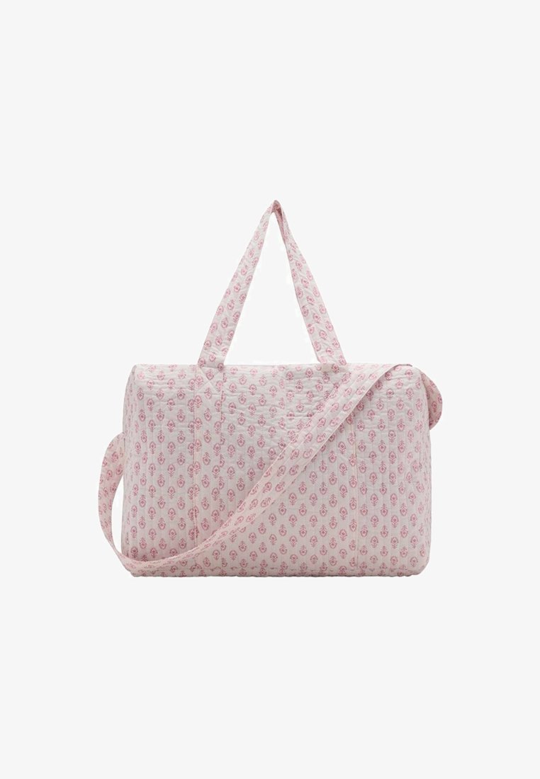 Pletena torba iz blaga s svetlo rožnatim cvetličnim vzorcem, dvojni ročki in nastavljiv naramni trak za raznolike možnosti nošenja.