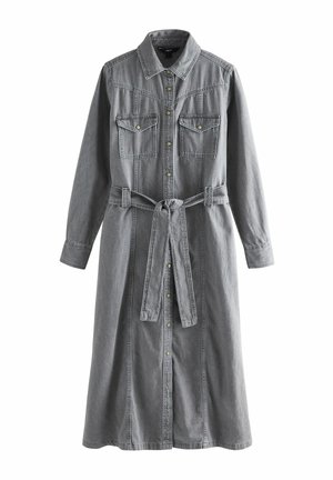 Langes graues Denim-Kleid mit Kragen, Knopfleiste auf der Vorderseite, Brusttaschen mit Klappen, langen Ärmeln und einem Taillengürtel.