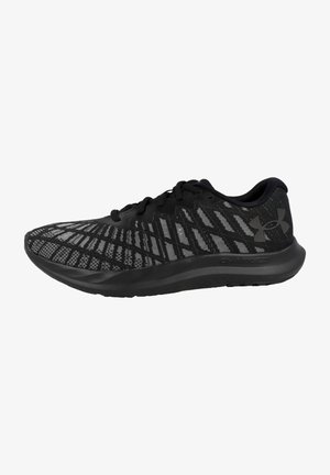 Chaussure de sport noire avec un dessus en tricot texturé présentant des motifs diagonaux monochromes, des lacets plats et une semelle rembourrée pour plus de confort.