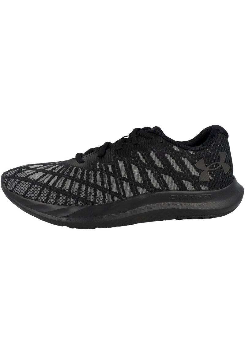 Chaussure de sport noire avec un dessus en tricot texturé présentant des motifs diagonaux monochromes, des lacets plats et une semelle rembourrée pour plus de confort.