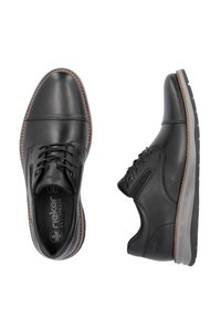 Zapatos de vestir de cuero negro con un acabado suave, que presentan detalles cosidos, un diseño de cordones y una suela de goma flexible.