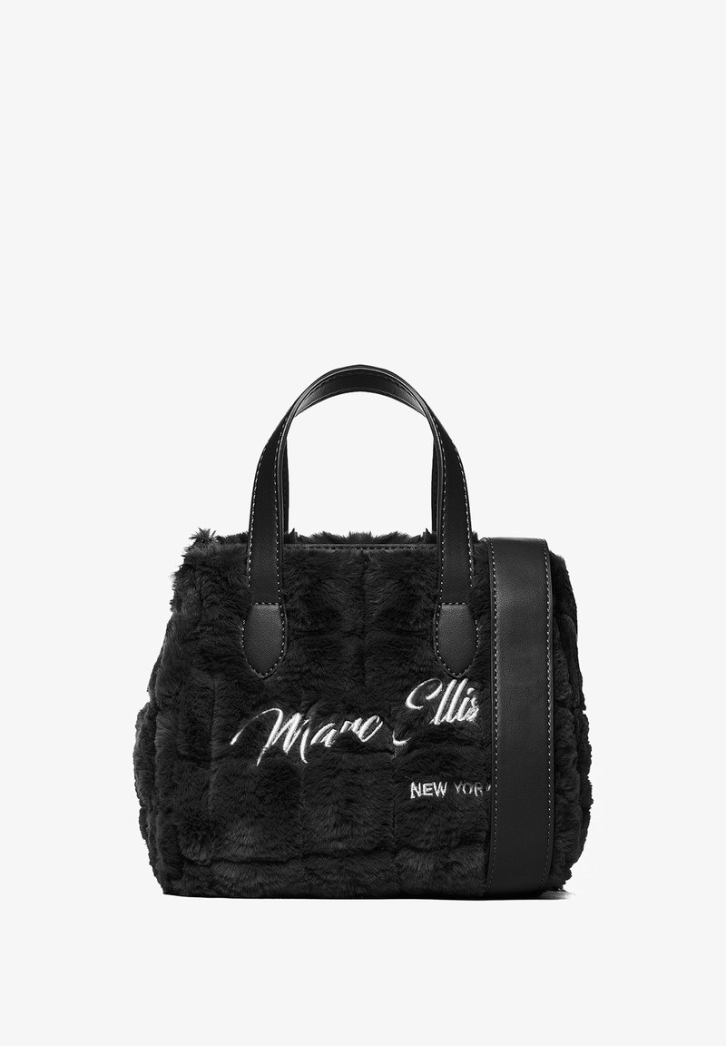 Borsa in ecopelliccia nera con texture trapuntata, dettagli in pelle, doppi manici e tracolla staccabile. Presenta un logo con testo bianco sulla parte anteriore.